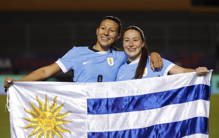 Pamela González y Stephanie Tregartten, en el estadio Gonzalo Pozo Ripalda en Quito, el 24 de julio. · Foto: Armando Prado, AFP