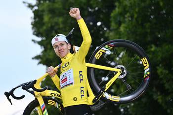 El ciclista esloveno Tadej Pogačar, el 27 de julio, en el podio del Tour de Francia. · Foto: Marco Bertorello, AFP