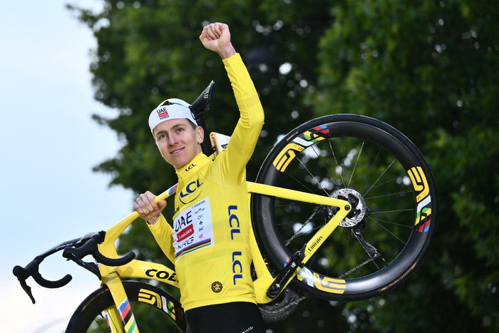 El ciclista esloveno Tadej Pogacar, 27 de julio, en el podio en el Tour de Francia. · Foto: Marco Bertorello, AFP
