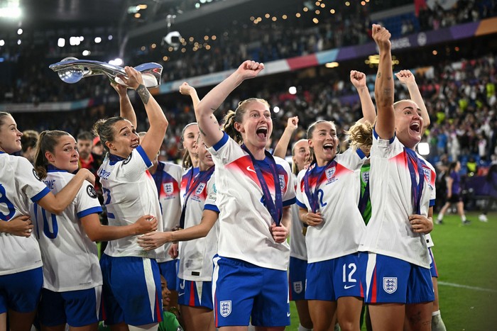Las jugadoras de Inglaterra tras la final de la Eurocopa femenina en el estadio St. Jakob-Park de Basilea, el 27 de julio de 2025. · Foto:  Fabrice Coffrini, Efe