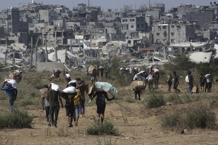 Palestinos en el campo de refugiados de Nuseirat. · Foto: Eyad Baba, AFP