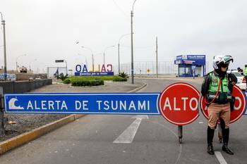 Retén durante una alerta de tsunami en La Punta, provincia del Callao, Perú, el 30 de julio. · Foto: Connie France, AFP