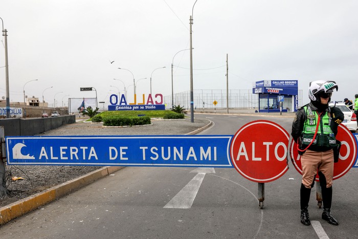 Retén durante una alerta de tsunami en La Punta, provincia del Callao, Perú, el 30 de julio de 2025. · Foto: Connie France, AFP