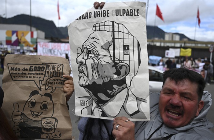 Un manifestante durante la audiencia de sentencia de Álvaro Uribe frente al Complejo Judicial de Paloquemao en Bogotá. · Foto: Raúl Arboleda, AFP