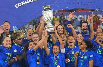 Marta, de Brasil, levanta el trofeo tras ganar la final de la Copa América femenina 2025 ante Colombia, en el estadio Rodrigo Paz Delgado, en Quito, el 2 de agosto. · Foto: Rodrigo Buendía, AFP