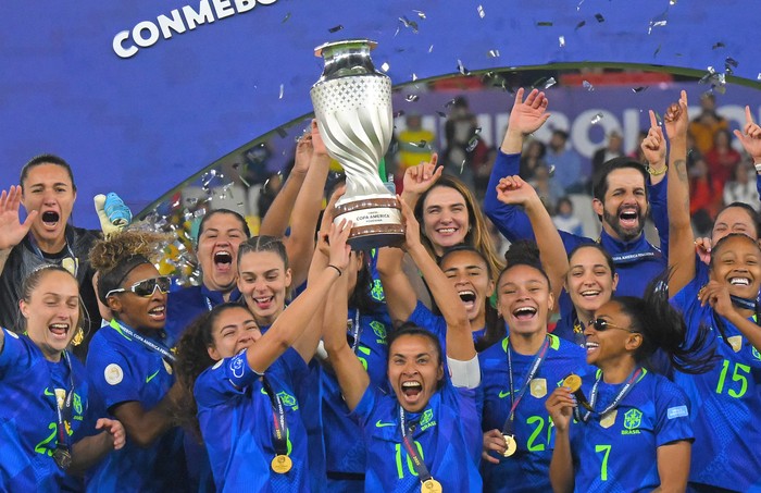 Marta, de Brasil, levanta el trofeo tras ganar la final de la Copa América femenina 2025 ante Colombia, en el estadio Rodrigo Paz Delgado, en Quito, el 2 de agosto. · Foto: Rodrigo Buendía, AFP Marta, de Brasil, levanta el trofeo tras ganar la final de la Copa América femenina 2025 ante Colombia, en el estadio Rodrigo Paz Delgado, en Quito, el 2 de agosto. · Foto: Rodrigo Buendía, AFP