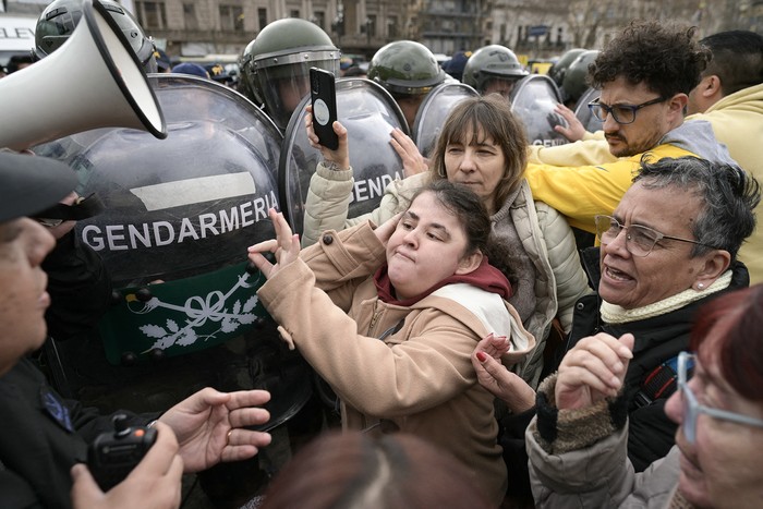Manifestación de personas con discapacidad, familiares y personal de la salud, el 5 de agosto, frente al Congreso de Buenos Aires. · Foto: Juan Mabromata,  AFP