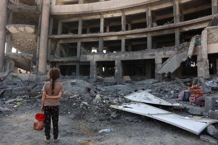 Luego de un ataque nocturno contra el Centro de salud Sheikh Radwan, gestionado por el Organismo de Obras Públicas y Socorro de las Naciones Unidas para los Refugiados de Palestina, el 6 de agosto, en Gaza. · Foto: Omar Al-Qattaa, AFP