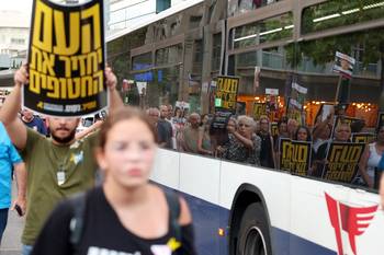 Movilización frente a la sede del Ministerio de Defensa israelí, el 6 de agosto, en Tel Aviv. · Foto: Jack Guez, AFP