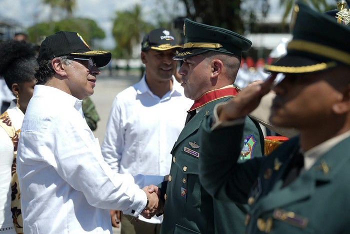 Gustavo Petro (i), junto al ejército colombiano durante una ceremonia militar para conmemorar la Batalla de Boyacá de 1819, el 7 de agosto, en Leticia, Colombia. · Foto: Presidencia de Colombia, AFP