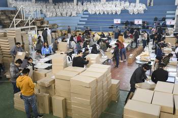 Trabajadores del Tribunal Electoral Departamental de Santa Cruz preparan urnas para su envío a las provincias de este departamento, el 9 de agosto, en Santa Cruz, Bolivia. · Foto: Rodrigo Urzagasti, AFP
