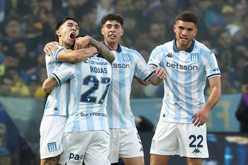Santiago Solari, de Racing, festeja con sus compañeros su gol a Boca, el 9 de agosto, en el estadio La Bombonera. · Foto: Alejandro Pagni, AFP