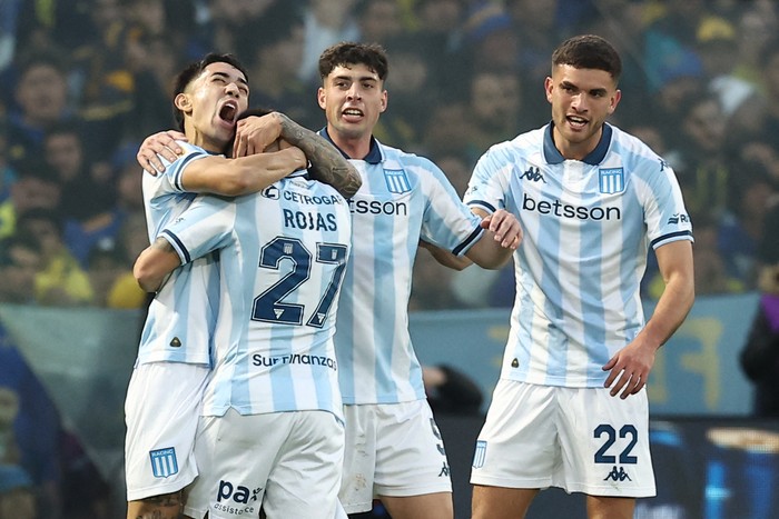 Santiago Solari, de Racing, festeja con sus compañeros su gol a Boca, el 9 de agosto, en el estadio La Bombonera. · Foto: Alejandro Pagni, AFP