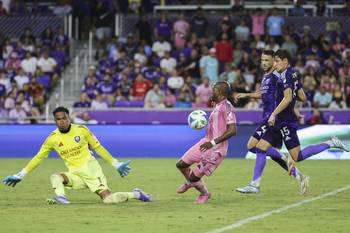 Pedro Gallese, arquero de Orlando City, y Fafa Picault, de Inter Miami, durante un partido por la MLS, el 10 de agosto, en Orlando, Florida. · Foto: Alex Menéndez, Getty Images, AFP