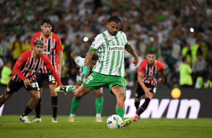 Edwin Cardona , de Atletico Nacional, el 12 de agosto,  en el estadio  Atanasio Girardo, en Medellin. · Foto: Jaime Saldarriaga, AFP