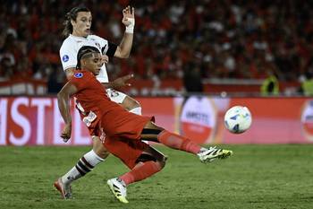 Agustín Canobbio, de Fluminense, y José Escobar, de América de Cali, el 12 de agosto, en el estadio Pascual Guerrero, en Cali. · Foto: Oswaldo Rivas, Afp