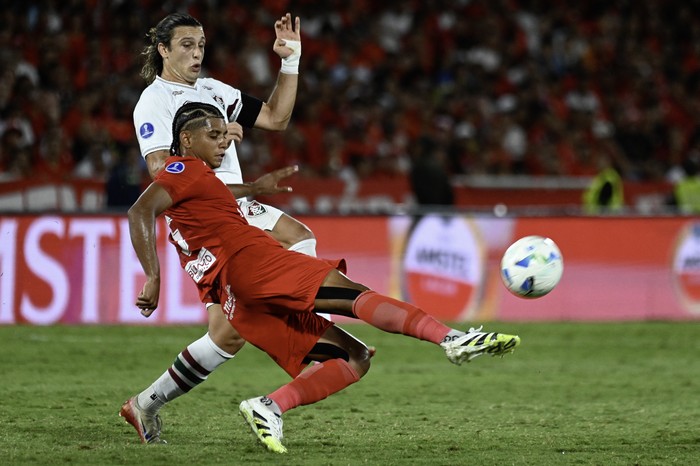 Agustín Canobbio, de Fluminense  y Jose Escobar, de America de Cali, el 12 de agosto, en el estadio Olímpico Pascual Guerrero, en Cali. · Foto: Oswaldo Rivas, Afp