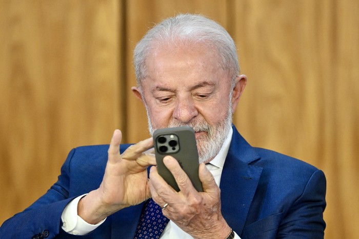 Luiz Inácio Lula da Silva, durante la firma de un decreto con medidas para mitigar el impacto económico de los aranceles de importación a productos brasileños impuesto por el gobierno estadounidense, el 13 de agosto, en el Palacio de Planalto, Brasilia. · Foto: Evaristo Sa, AFP