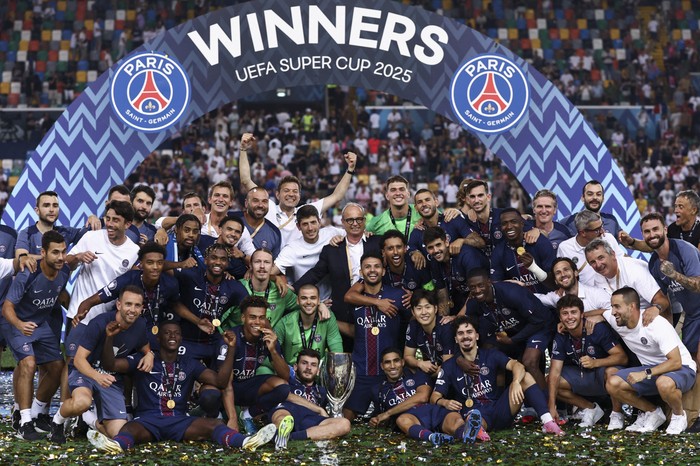 Los jugadores y el cuerpo técnico de Paris Saint-Germain con el trofeo, tras ganar la final de la Supercopa de la UEFA 2025, en el estadio Friuli, en Udine. · Foto: Franck Fife,  AFP