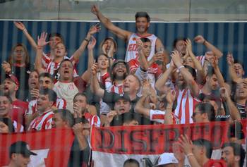 Hinchas de Estudiantes de La Plata, el 13 de agosto, en el partido ante Cerro Porteño, en el estadio La Nueva Olla de Asunción. · Foto: Daniel Duarte, AFP