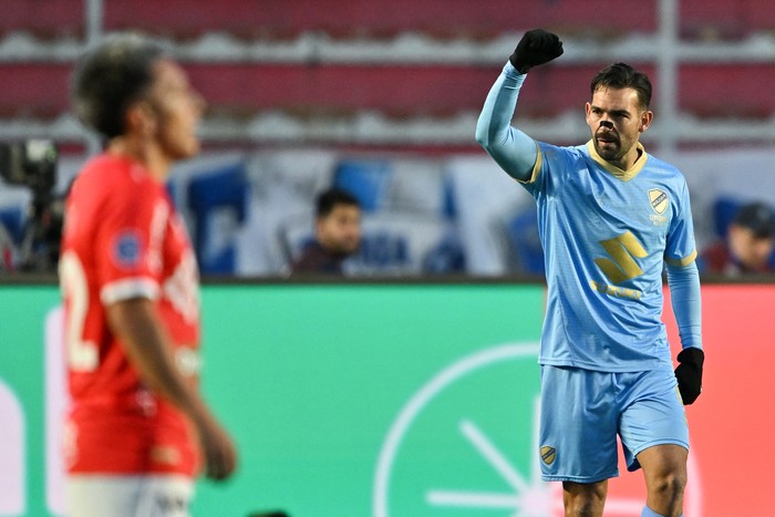 Martín Cauteruccio, de Bolívar, celebra su gol ante Cienciano, el 13 de agosto, en el estadio Hernando Siles en La Paz. · Foto: Aizar Raldes, AFP