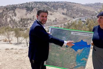 Bezalel Smotrich, el 14 de agosto, muestra un mapa de un área cercana al asentamiento de Maale Adumim, un corredor terrestre conocido como E1, en las afueras de Jerusalén, en la Cisjordania ocupada. · Foto: Menahen Kahana, AFP
