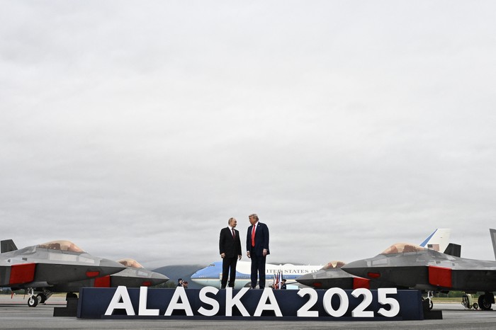 Vladimir Putin y Donald Trump,  en la Base Conjunta Elmendorf-Richardson, el 15 de agosto, en Anchorage, Alaska. · Foto: Andrew Caballero Reynolds, AFP