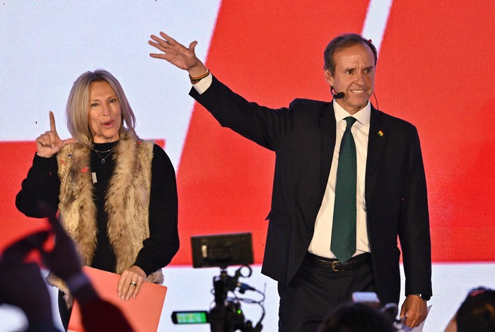 Jorge _Tuto_ Quiroga Ramírez, candidato presidencial de la coalición Alianza Libre, y su esposa, Milena Dobronic, saludan a sus simpatizantes tras los resultados de las elecciones presidenciales, el 17 de agosto, en La Paz. · Foto: Aizar Raldes