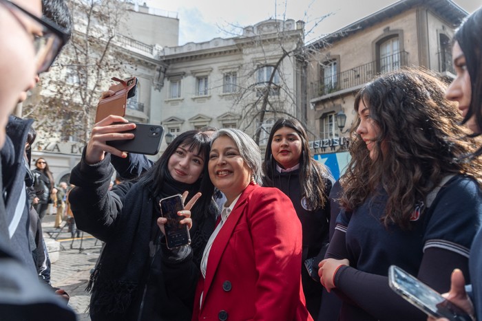 Jeannette Jara (C), candidata presidencial de Chile por la Coalición Progresista de Centro-Izquierda, durante un acto de campaña el 18 de ahosto en Santiago. · Foto: Raúl Bravo, AFP