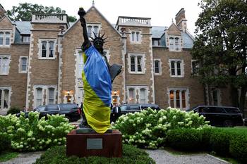 Residencia del embajador francés en Washington DC, el 18 de agosto, mientras el presidente francés, Emmanuel Macron, se reunía con el estadounidense, Donald Trump, el ucraniano, Volodímir Zelenski, y otros líderes europeos en la Casa Blanca. · Foto: Yves Herman, pool, AFP