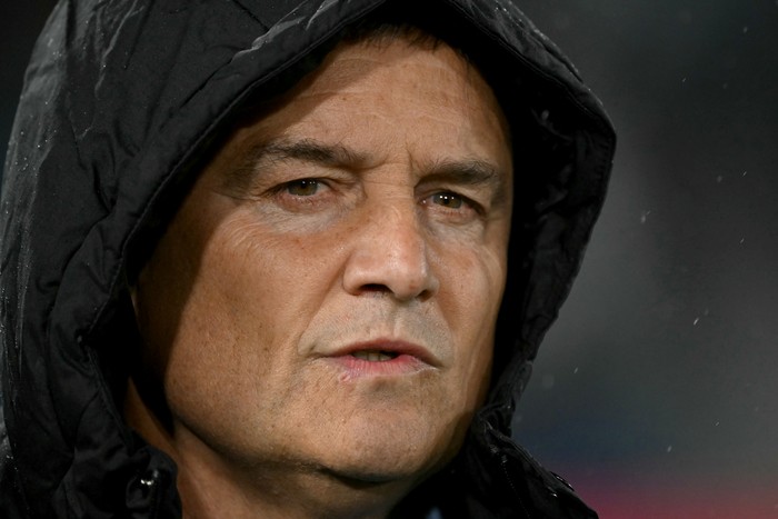 Diego Aguirre, el 19 de agosto, durante el partido ante Racing, en el estadio Juan Domingo Perón en Buenos Aires. · Foto: Luis Robayo, AFP