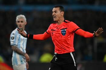 Wilmar Roldán, el 19 de agosto durante el partido entre Peñarol y Racing, en el estadio Presidente Juan Domingo Perón. · Foto: Luis Robayo, AFP