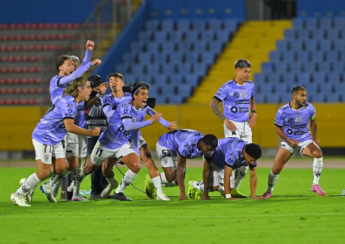 Festejo de los jugadores de Independiente del Valle después de ganar la tanda de penales ante el Mushuc Runa, el 19 de agosto, en el estadio Olímpico Atahualpa en Quito. · Foto: Rodrigo Buendía, AFP