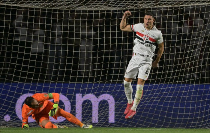 Cedric, de San Pablo, celebra su gol en la tanda de penales ante el Atlético Nacional, el 19 de agosto, en el estadio Morumbi en San Pablo, Brasil. · Foto: Nelson Almeida, AFP