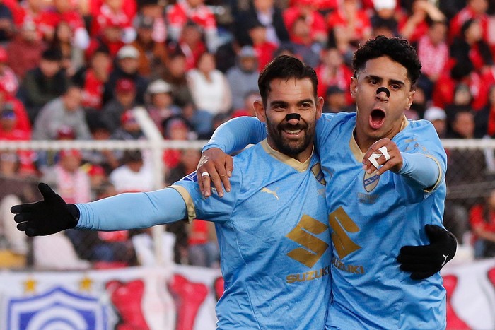 Martín Cauteruccio celebra su gol junto a Daniel Catano, de Bolívar, ante Cienciano, el 20 de agosto, en el estadio Inca Garcilaso de la Vega en Cusco, Perú. Foto: Oswald Charca, AFP.