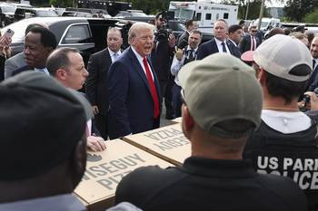 Donald Trump, durante una visita a las Instalaciones de Operaciones de Anacostia de la Policía de Parques de Estados Unidos, el 21 de agosto en Washington. · Foto: Anna Moneymaker, Getty Images, AFP