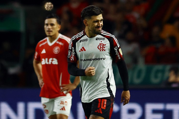 Giorgian de Arrascaeta, celebra el primer gol de su equipo ante Internacional, el 20 de agosto, en el estadio Beira Rio en Porto Alegre, Brasil. · Foto: Silvio Ávila / AFP