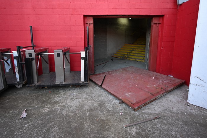 Vista de una puerta rota del estadio Libertadores de América en Avellaneda, provincia de Buenos Aires, el 21 de agosto de 2025. · Foto: Luis Robayo, AFP