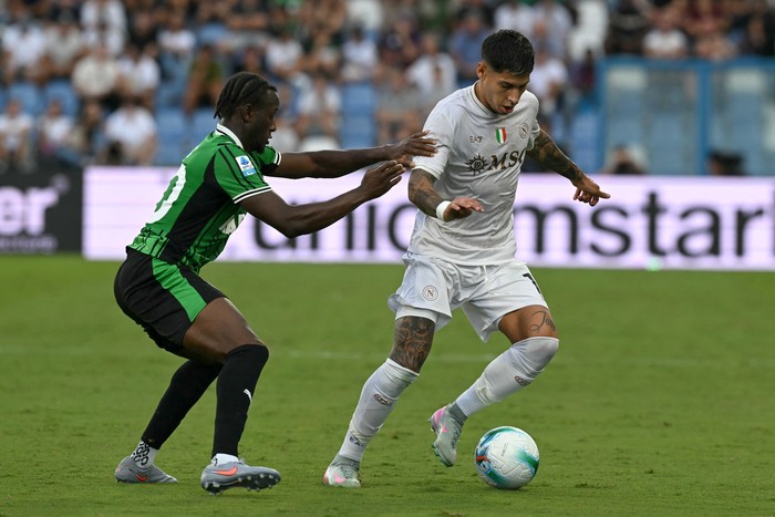 Mathias Olivera, de Napoli y Ismael Kone de Sassuolo y Napoli ,el 23 de agosto de 2025, en la ciudad de Emilia. Foto: Stefano Rellandini, AFP