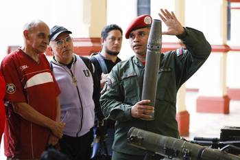 Ceremonia de incorporación de personas a la Milicia Nacional Bolivariana convocada por el gobierno del presidente Nicolás Maduro, el 23 de agosto, en Caracas. · Foto: Pedro Mattey, AFP