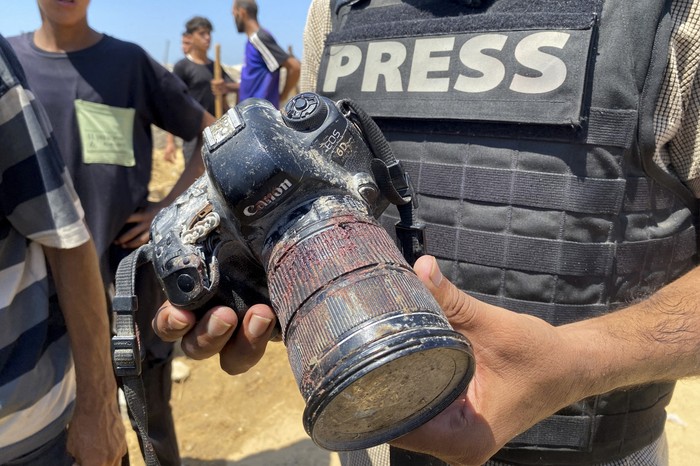 Un periodista sostiene la cámara perteneciente a la fotoperiodista palestina Mariam Dagga, que trabajaba como freelance para AP desde el comienzo de la guerra y que murió en un ataque israelí contra el hospital Nasser en Khan Yunis, en el sur de la Franja de Gaza. · Foto: Stringer, AFP