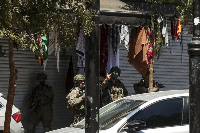 Soldados israelíes durante una redada en la ciudad de Ramala, Cisjordania ocupada. · Foto: Zain Jaafar, AFP