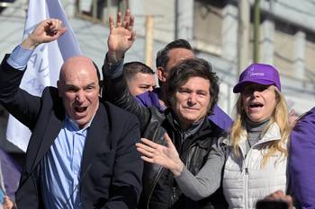 José Luis Espert, Javier Milei y Karina Milei, el 27 de agosto, durante una caravana en Lomas de Zamora, provincia de Buenos Aires, Argentina. · Foto: Juan Mabromata,  AFP