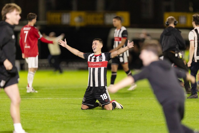 Darragh Burns, de Grimsby Town, celebra tras ganar la tanda de penales a Manchester United, el 27 de agosto, en Blundell Park, en Grimsby, Inglaterra. Foto: Jez Tighe, ProSportsImages, DPPI, AFP.