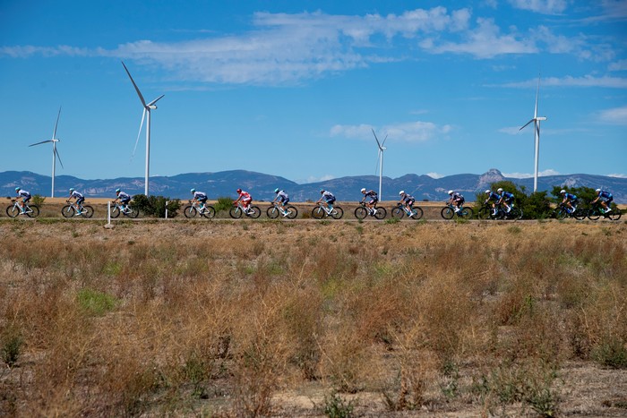 Durante la octava etapa de la Vuelta a España, una carrera de 158 km entre Monzón Templario y Zaragoza, el 30 de agosto de 2025. · Foto: Josep Lago, AFP