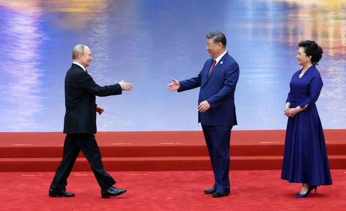 Vladimir Putin, Xi Jinping, y su esposa, Peng Liyuan, durante la ceremonia de bienvenida de la Cumbre de la Organización de Cooperación de Shanghái, el 31 de agosto, en Tianjin. f · Foto: Alexander Kazakov, pool, AFP