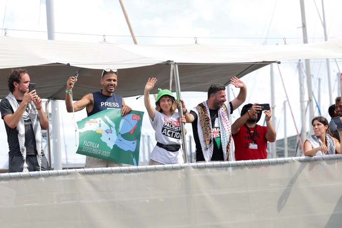 Greta Thunberg  y activistas, el 31 de agosto, en el puerto  de Barcelona. · Foto: Lluis Gene, AFP