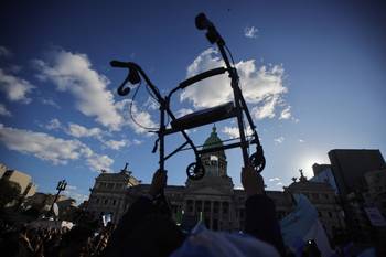 Festejos por el rechazo en el Senado al veto a la ley de emergencia por discapacidad, el 4 de setiembre, frente al Congreso Nacional en Buenos Aires. · Foto: Emiliano Lasalvia, AFP