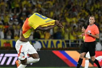 Jhon Córdoba, de Colombia, celebra su gol ante Bolivia, el 4 de setiembre, en el estadio metropolitano Roberto Meléndez de Barranquilla, Colombia. · Foto: Luis Acosta, AFP