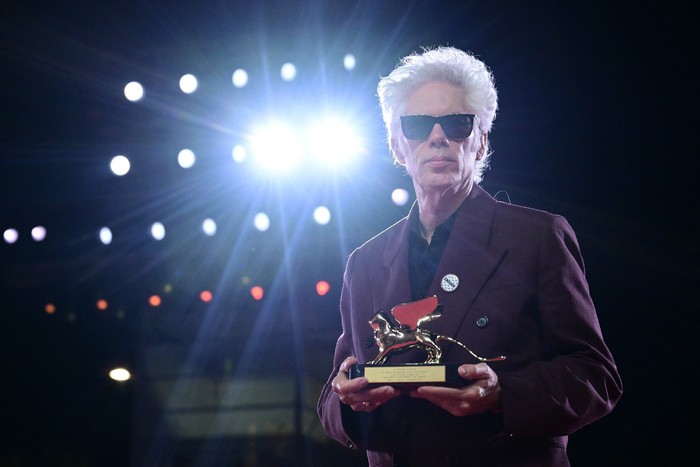 Jim Jarmusch, con el León de Oro a la Mejor Película que recibió por "Padre, Madre, Hermana, Hermano",  el 6 de setiembre, tras la ceremonia de entrega de premios del 82.º Festival de Cine de Venecia, en el Lido de Venecia. Foto: Tiziana Fabi, AFP.